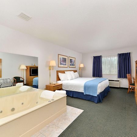 Newberry Americas Best Value Inn & Suites - Tahquamenon Country מראה חיצוני תמונה