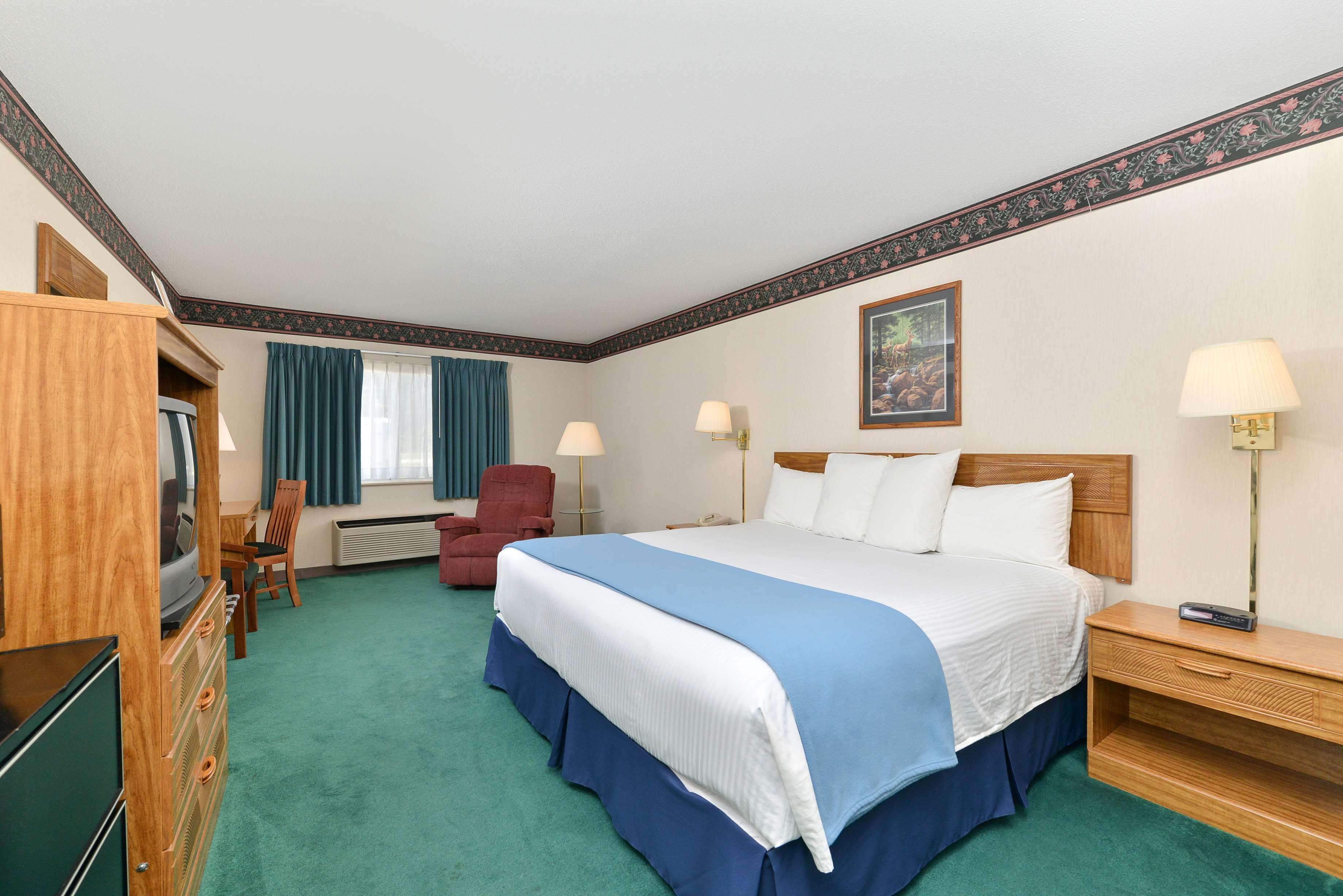 Newberry Americas Best Value Inn & Suites - Tahquamenon Country מראה חיצוני תמונה