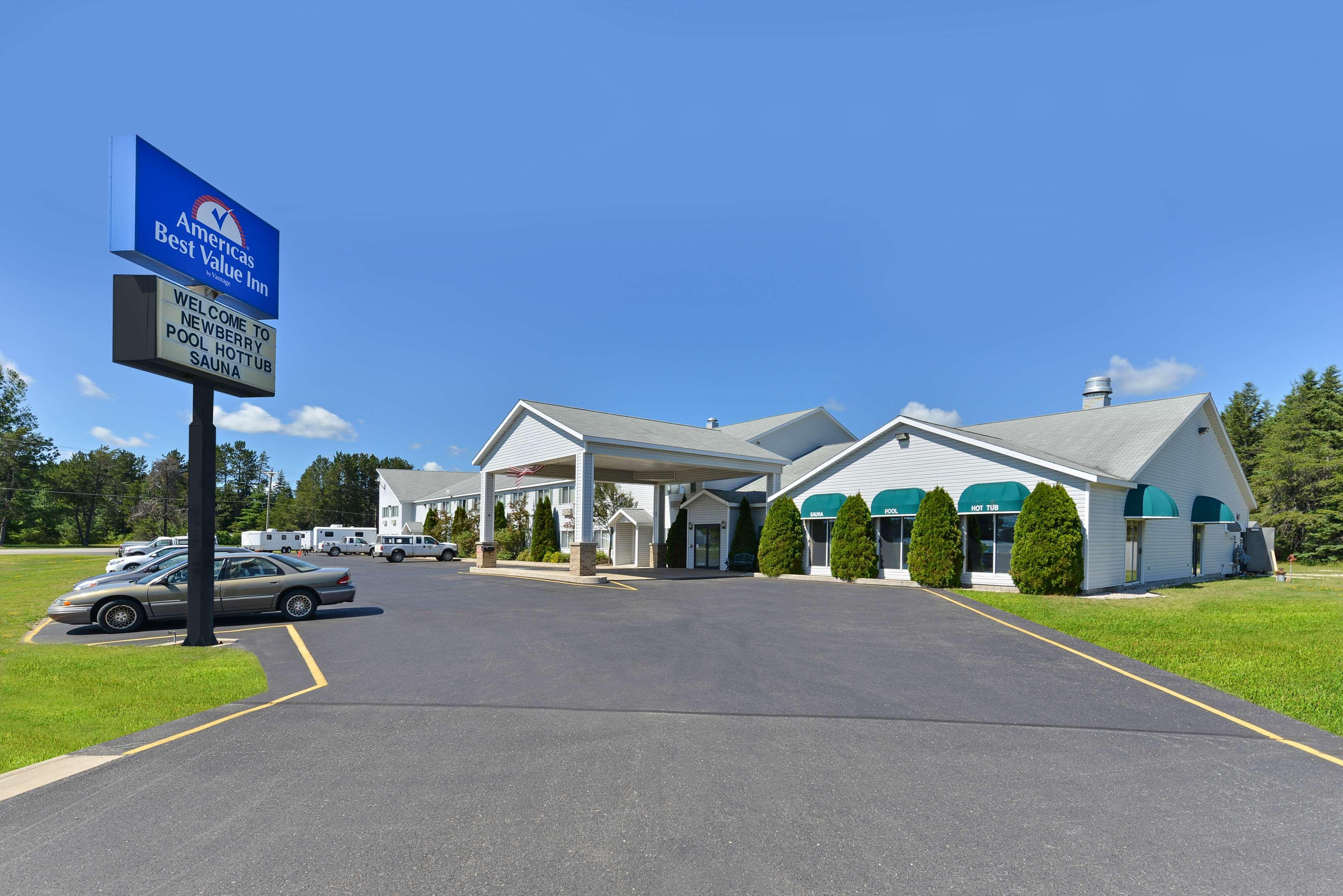 Newberry Americas Best Value Inn & Suites - Tahquamenon Country מראה חיצוני תמונה