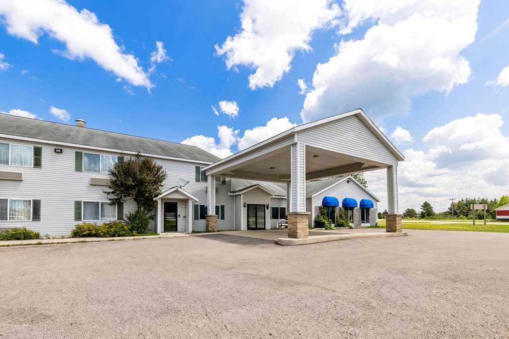 Newberry Americas Best Value Inn & Suites - Tahquamenon Country מראה חיצוני תמונה