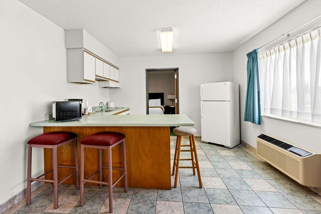 Newberry Americas Best Value Inn & Suites - Tahquamenon Country חדר תמונה