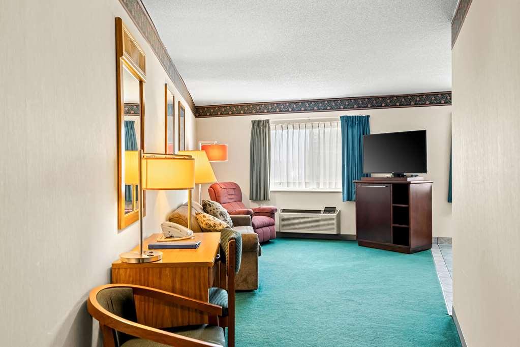 Newberry Americas Best Value Inn & Suites - Tahquamenon Country חדר תמונה