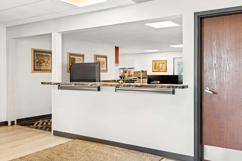 Newberry Americas Best Value Inn & Suites - Tahquamenon Country מראה פנימי תמונה