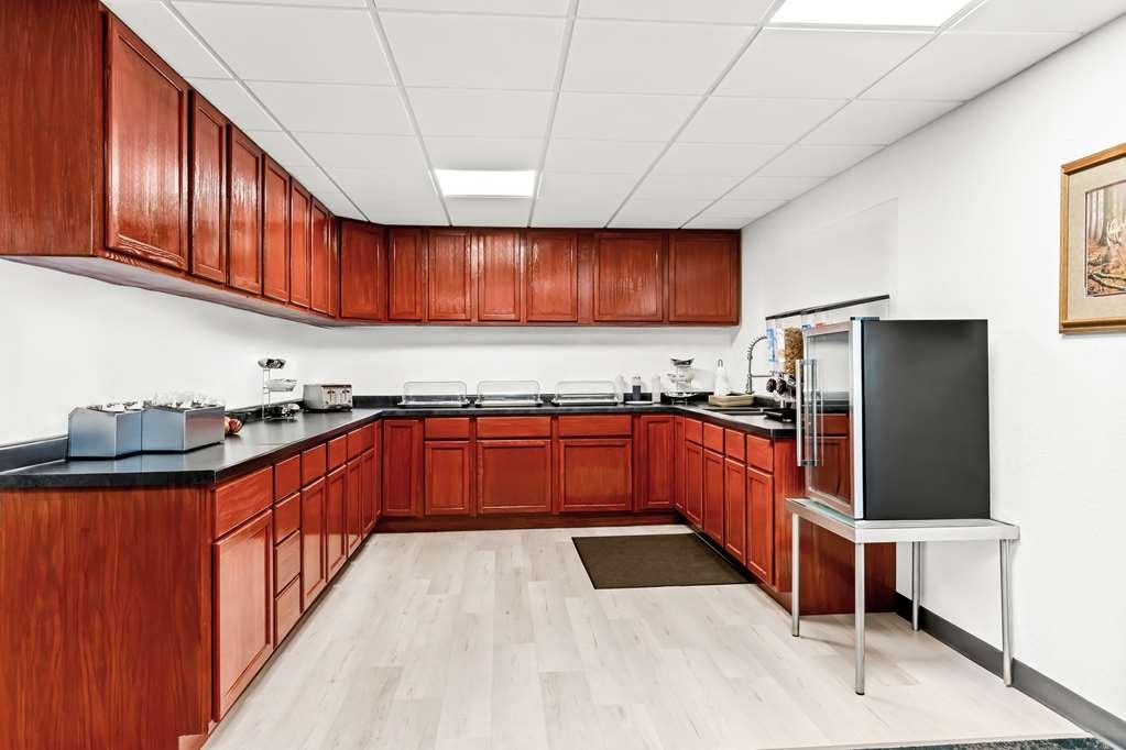 Newberry Americas Best Value Inn & Suites - Tahquamenon Country מסעדה תמונה
