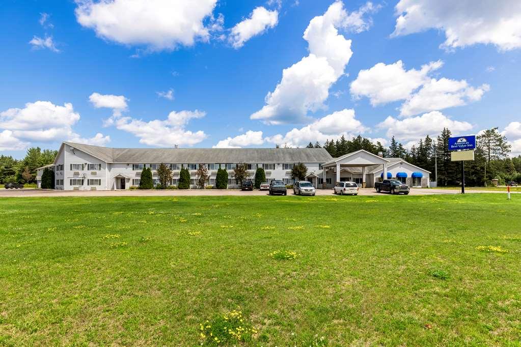 Newberry Americas Best Value Inn & Suites - Tahquamenon Country מראה חיצוני תמונה