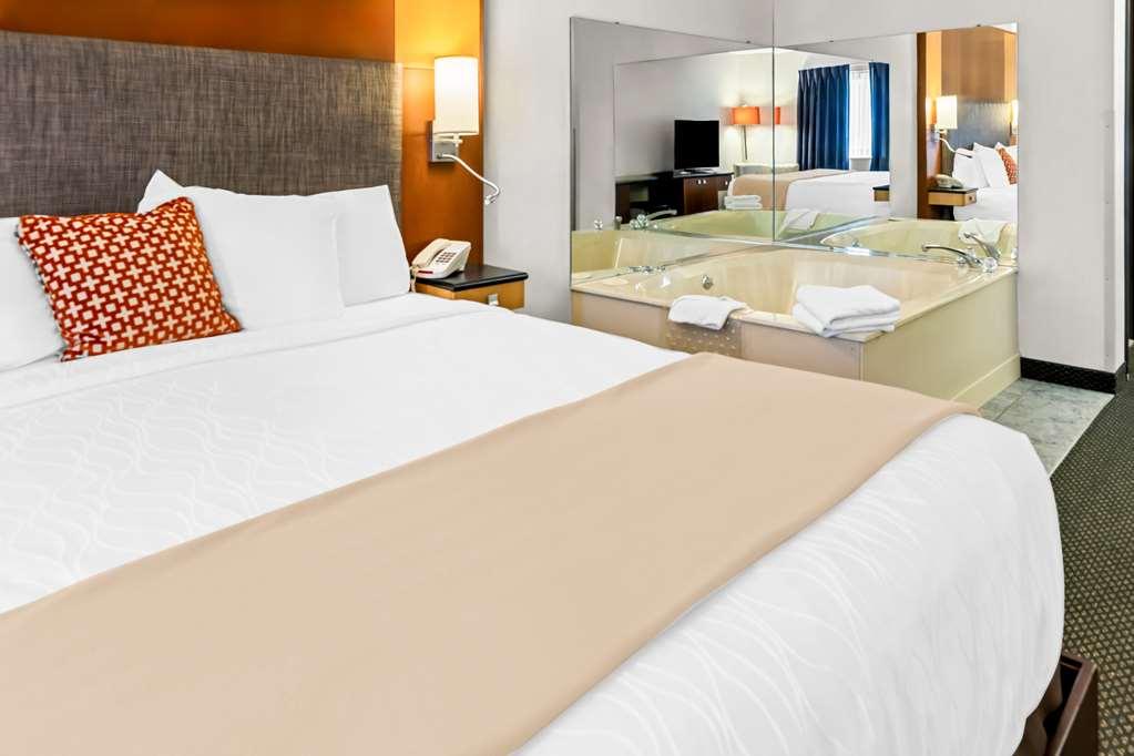 Newberry Americas Best Value Inn & Suites - Tahquamenon Country חדר תמונה