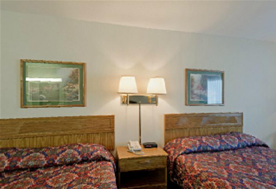 Newberry Americas Best Value Inn & Suites - Tahquamenon Country חדר תמונה