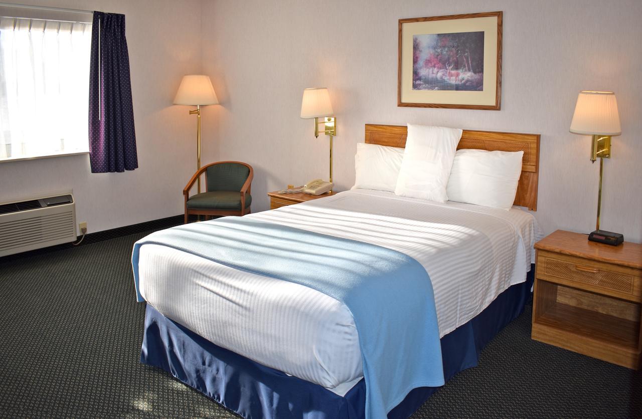 Newberry Americas Best Value Inn & Suites - Tahquamenon Country מראה חיצוני תמונה