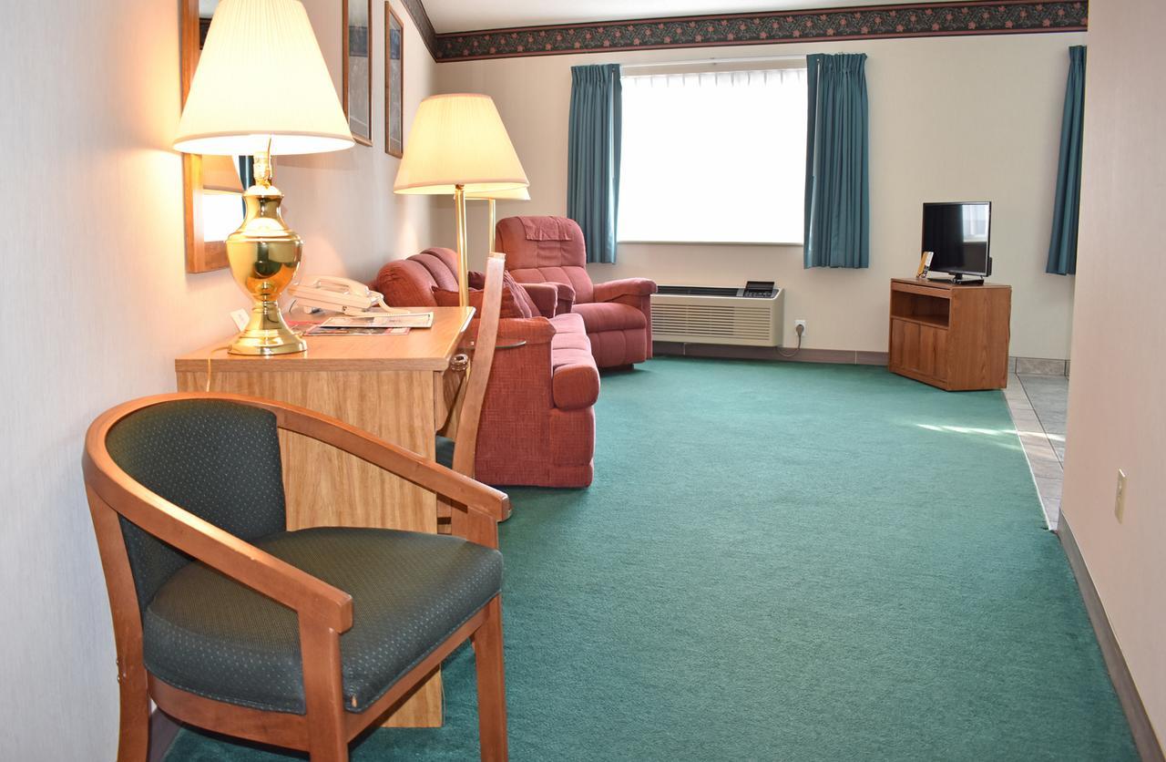 Newberry Americas Best Value Inn & Suites - Tahquamenon Country מראה חיצוני תמונה