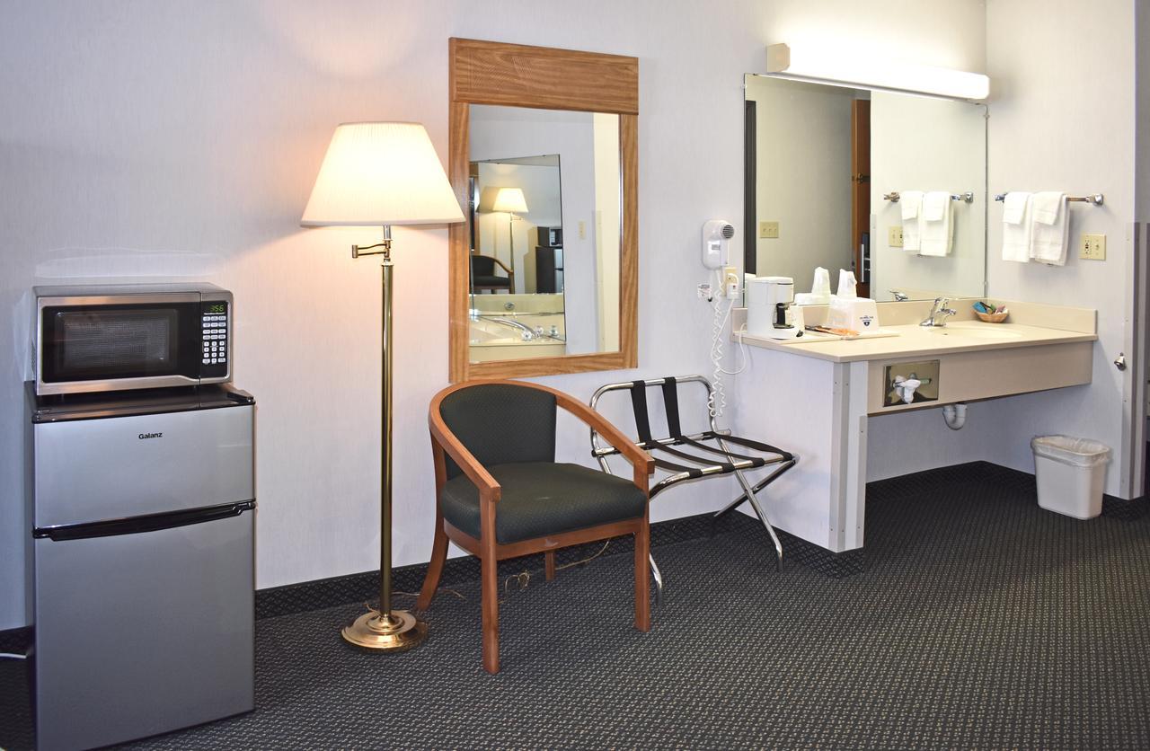 Newberry Americas Best Value Inn & Suites - Tahquamenon Country מראה חיצוני תמונה