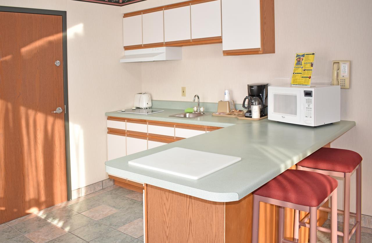 Newberry Americas Best Value Inn & Suites - Tahquamenon Country מראה חיצוני תמונה