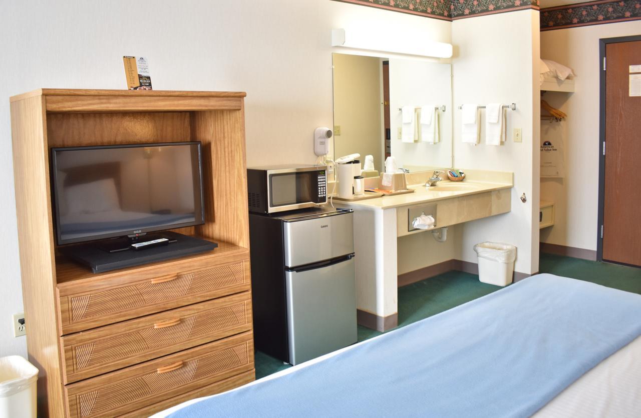 Newberry Americas Best Value Inn & Suites - Tahquamenon Country מראה חיצוני תמונה