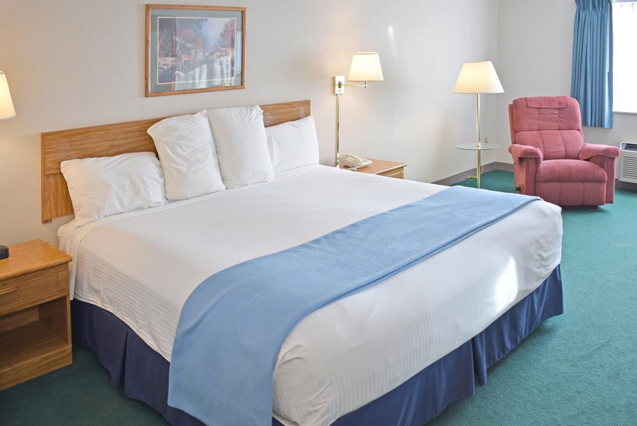 Newberry Americas Best Value Inn & Suites - Tahquamenon Country מראה חיצוני תמונה