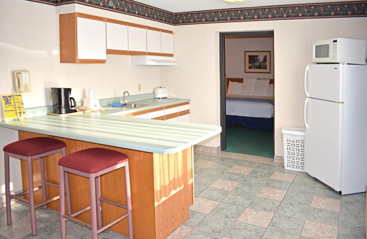 Newberry Americas Best Value Inn & Suites - Tahquamenon Country מראה חיצוני תמונה