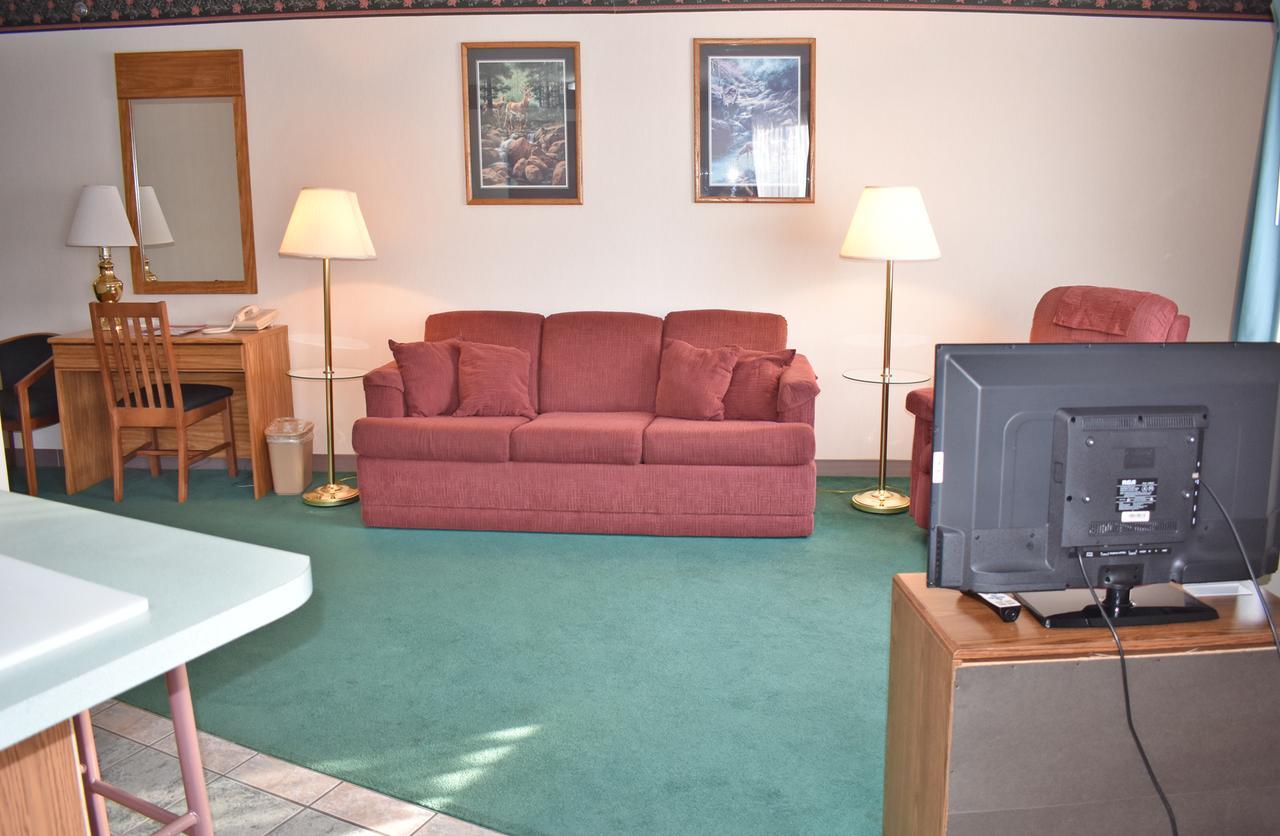 Newberry Americas Best Value Inn & Suites - Tahquamenon Country מראה חיצוני תמונה