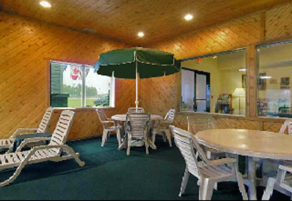 Newberry Americas Best Value Inn & Suites - Tahquamenon Country מראה חיצוני תמונה